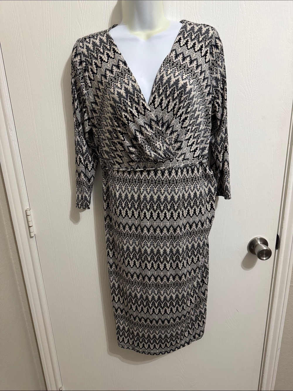 Motherhood‎ Maternity Dress Faux Wrap V Neck Gray Zig Zag Tie Belt Women’s Small